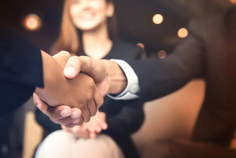 people-shaking-hands-about-us-800